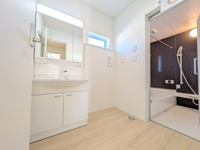 【新築戸建】　いわき市泉滝尻第1　全2棟の独立洗面台|１号棟写真　朝の身支度に便利な独立洗面台です。3面鏡で鏡の裏には収納スペースがあり、小物などをすっきり片づけることができます。