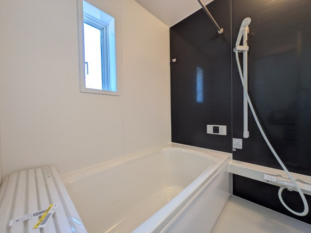 【新築戸建】　いわき市泉滝尻第1　全2棟の浴室|１号棟写真　リラックスできる雰囲気の浴室です。洗い場が広々としています。浴槽も広くリラックスするには最適です。