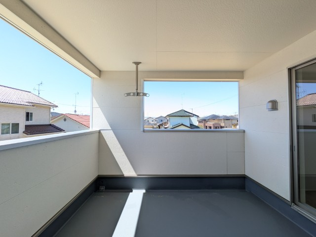 【新築戸建】　いわき市泉滝尻第1　全2棟のバルコニー|１号棟写真　インナーバルコニーは広々としていてお洗濯が楽ちんです。また日当たりを好む植物を育てるにはぴったりの空間なので、ガーデニングの場としても楽しむことができます◎