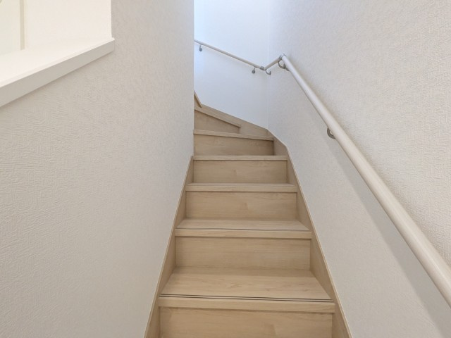 【新築戸建】　いわき市泉滝尻第1　全2棟の内装|１号棟写真　階段スペースです。手すりが付いているので安心です。