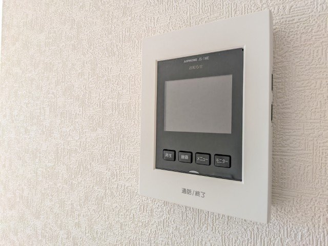 【新築戸建】　いわき市泉滝尻第1　全2棟のセキュリティ|１号棟写真　テレビモニター付きインターフォンです。玄関のドアを開けることなく来客の顔や声を確認できるため、トラブルの防止につながります。
