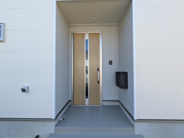 【新築戸建】　いわき市泉滝尻第1　全2棟の玄関|１号棟写真　玄関ポーチもある落ち着いた玄関です