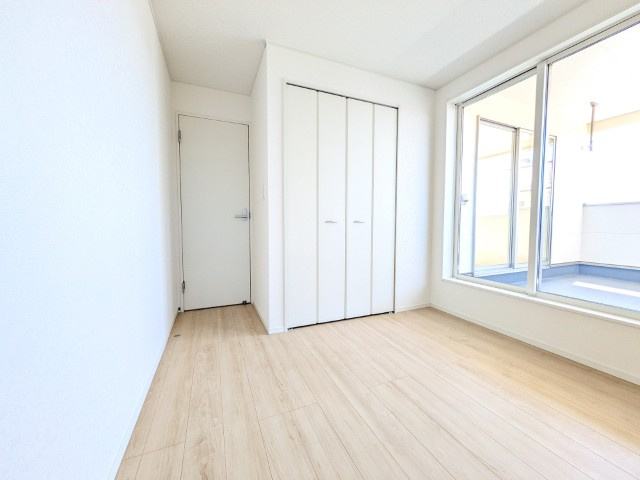 【新築戸建】　いわき市泉滝尻第1　全2棟の寝室|１号棟写真　フローリングのお部屋は耐久性があり傷が付きにくいので、一般的な使用ではメンテナンスはあまり必要ありません。また、汚れたらさっとふき取るだけで、きれいな場外を保つことができます。