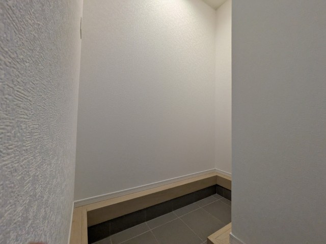 【新築戸建】　いわき市泉滝尻第1　全2棟の玄関|１号棟写真　エントランススペースがあるのでベビーカーなどもしまえます。