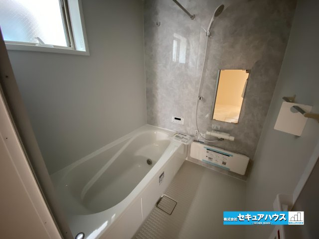 【完成】名古屋市南区南野町2丁目　全4棟の浴室|【浴室】
◆アクセントパネルで落ち着きのある雰囲気を演出します。毎日の疲れを癒やすバスタイムをお楽しみ下さい！
◆窓付きで、カビの繁殖を抑える効果があります。