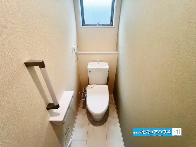 【完成】名古屋市南区南野町2丁目　全4棟のトイレ|【高機能トイレ】
◆高機能トイレの多くは便器のフタの開閉が自動であり、使用後に手動で水を流す面倒もなく非常に便利です。スタイリッシュな見た目で、お掃除しやすく、節水効果が高いです。
