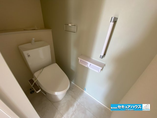 【完成】名古屋市南区南野町2丁目　全4棟のトイレ|【高機能トイレ】
◆高機能トイレの多くは便器のフタの開閉が自動であり、使用後に手動で水を流す面倒もなく非常に便利です。スタイリッシュな見た目で、お掃除しやすく、節水効果が高いです。
