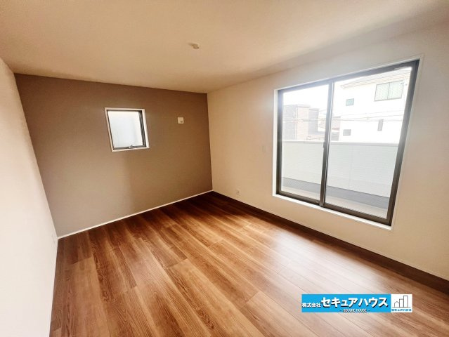 【完成】名古屋市南区南野町2丁目　全4棟の洋室|【洋室　7.8帖】
◆広々とした居住空間は日々の暮らしを彩り、心のやすらぎと満足感を与えてくれます。通風と採光を考慮した設計は子供たちはのびのび育ち、家族でくつろぎと団らんを生み出します。
