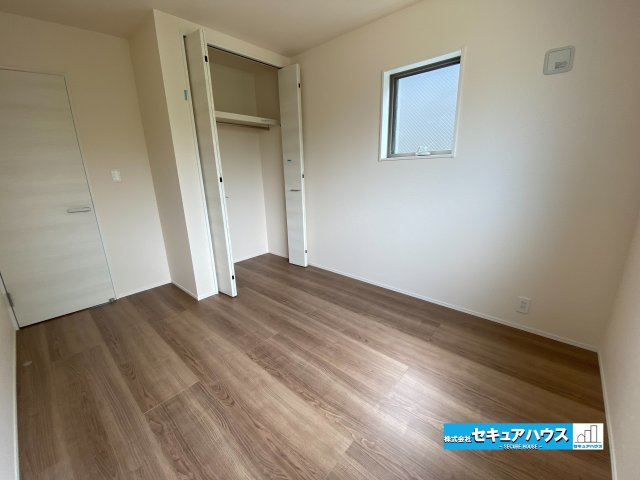 【完成】名古屋市南区南野町2丁目　全4棟の洋室|【洋室】
◆広々とした居住空間は日々の暮らしを彩り、心のやすらぎと満足感を与えてくれます。通風と採光を考慮した設計は子供たちはのびのび育ち、家族でくつろぎと団らんを生み出します。