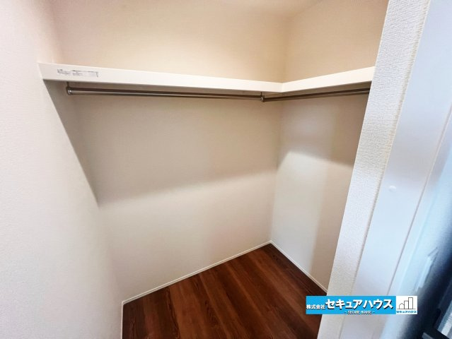【完成】名古屋市南区南野町2丁目　全4棟の収納|【洋室7.8帖ウォークインクローゼット】
◆衣類をたっぷり収納できるウォークインクローゼット付き。季節物やバッグなどもまとめて片付き、お部屋をすっきり広く使える便利な収納空間です。　