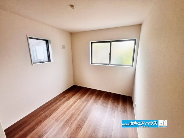 【完成】名古屋市南区南野町2丁目　全4棟の洋室|【洋室　5.4帖】
◆お子様のお部屋や主寝室、来客時の宿泊室、趣味のお部屋としてもご利用いただけます♪
◆全居室収納付きのため各居室ごとにお洋服や荷物をしまうことができます。
