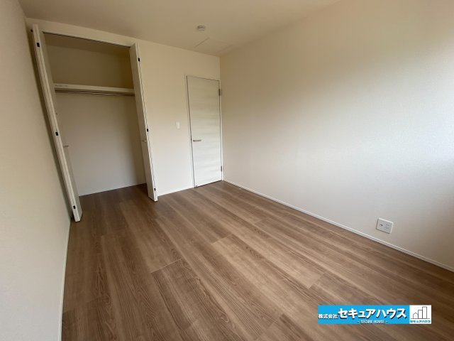 【完成】名古屋市南区南野町2丁目　全4棟の洋室|【洋室】
◆家族一人ひとりの大切なプライベート空間。趣味に合わせて使って頂けるようシンプルに仕上げてあります。暮らし心地を大きく左右する収納を、適材適所に配置し使い勝手を考慮しました。　