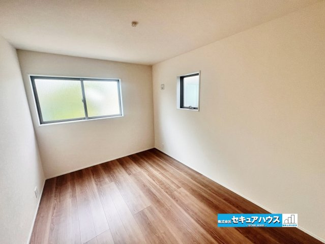 【完成】名古屋市南区南野町2丁目　全4棟の洋室|【洋室　6帖】
◆家族一人ひとりの大切なプライベート空間。趣味に合わせて使って頂けるようシンプルに仕上げてあります。暮らし心地を大きく左右する収納を、適材適所に配置し使い勝手を考慮しました。