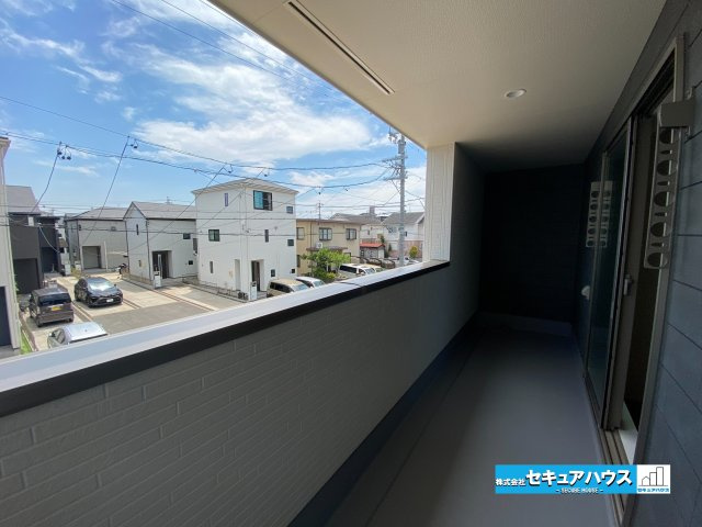 【完成】名古屋市南区南野町2丁目　全4棟の展望|【バルコニー】
◆見晴らしもよく、太陽の温かな温もりをめいっぱい受け止めてくれます。
太陽の光と爽やかな風を受けたお洗濯物はあっという間に乾き、取りこむ時には太陽の匂いを感じられそうですね。　