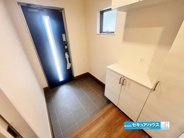 【完成】名古屋市南区南野町2丁目　全4棟の玄関|【玄関】
◆お家に出会う人々を迎える玄関だからこそ、広々清潔感あふれる空間にしたいものです。採光・通風にも配慮された設計で毎日明るい空間をキープします♪