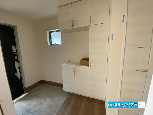 【完成】名古屋市南区南野町2丁目　全4棟の玄関|【玄関】
◆お家に出会う人々を迎える玄関だからこそ、広々清潔感あふれる空間にしたいものです。採光・通風にも配慮された設計で毎日明るい空間をキープします♪