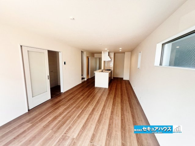 【完成】名古屋市南区南野町2丁目　全4棟の居間・リビング|【LDK】
◆通学から帰宅し、リビングルームで会話を楽しむ子ども達。リビングから臨む景色は太陽色に染まり、解放感溢れゆったりとしたひと時を過ごすことが出来る素敵な空間です。