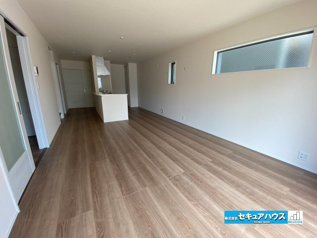 【完成】名古屋市南区南野町2丁目　全4棟のその他|【LDK】
◆通学から帰宅し、リビングルームで会話を楽しむ子ども達。リビングから臨む景色は太陽色に染まり、解放感溢れゆったりとしたひと時を過ごすことが出来る素敵な空間です。