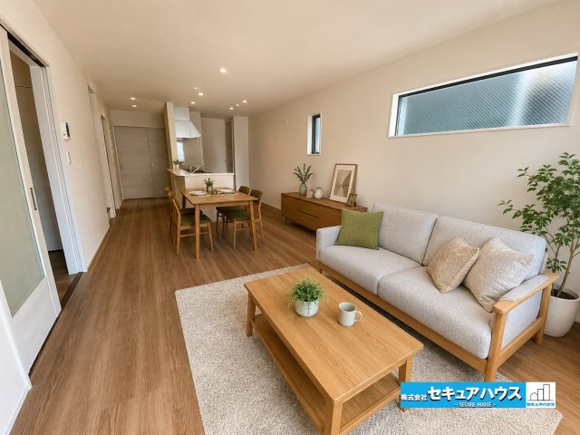 【完成】名古屋市南区南野町2丁目　全4棟の居間・リビング|【LDK】※家具はイメージになります。
◆日当たりが良く温かい広々リビングは家族の団らんスペースになります。