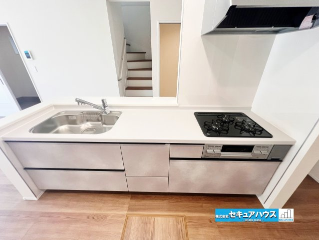 【完成】名古屋市南区南野町2丁目　全4棟のキッチン|【キッチン】
◆同時にたくさんの料理が調理できる。「焼く・蒸す・煮る」の工程を同時進行で進めることができるので、料理を素早く作ることができます。育児でバタバタ忙しいママに嬉しい♪