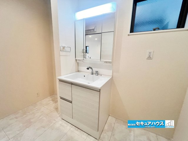 【完成】名古屋市南区南野町2丁目　全4棟の独立洗面台|【洗面台】
◆鏡の裏にはたっぷりと収納スペースを標準装備！
◆電源を付属しているのでドライヤーなど利用できます。