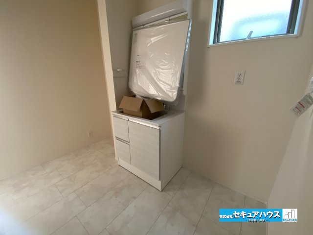 【完成】名古屋市南区南野町2丁目　全4棟の玄関|【洗面台】
◆鏡の裏にはたっぷりと収納スペースを標準装備！
◆電源を付属しているのでドライヤーなど利用できます。