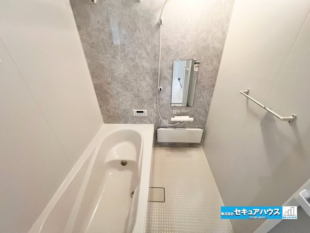 【完成】名古屋市南区南野町2丁目　全4棟の浴室|【浴室】
◆アクセントパネルで落ち着きのある雰囲気を演出します。毎日の疲れを癒やすバスタイムをお楽しみ下さい！
◆窓付きで、カビの繁殖を抑える効果があります。