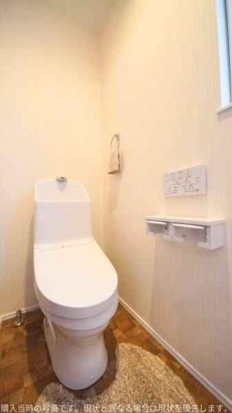 大字皆春　戸建てのトイレ|すっきりとしたデザインのトイレです。壁付けのリモコンが設置されており操作も簡単です。明るい内装が清潔感を演出します。窓付きで換気も確保しやすいです。