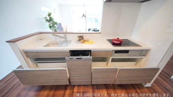 大字皆春　戸建てのキッチン|キッチンはスッキリとしたデザインで収納スペースが豊富に用意されています。天板が広く作業がしやすい印象です。食洗機も設置されており日常の利便性が考えられています。