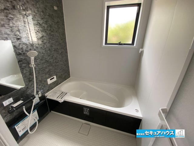 【完成】名古屋市南区南野町2丁目　全4棟の浴室|【浴室】
◆アクセントパネルで落ち着きのある雰囲気を演出します。毎日の疲れを癒やすバスタイムをお楽しみ下さい！
◆窓付きで、カビの繁殖を抑える効果があります。