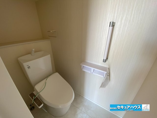 【完成】名古屋市南区南野町2丁目　全4棟のトイレ|【高機能トイレ】
◆高機能トイレの多くは便器のフタの開閉が自動であり、使用後に手動で水を流す面倒もなく非常に便利です。スタイリッシュな見た目で、お掃除しやすく、節水効果が高いです。
