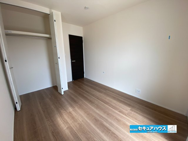 【完成】名古屋市南区南野町2丁目　全4棟の洋室|【洋室】
◆広々とした居住空間は日々の暮らしを彩り、心のやすらぎと満足感を与えてくれます。通風と採光を考慮した設計は子供たちはのびのび育ち、家族でくつろぎと団らんを生み出します。