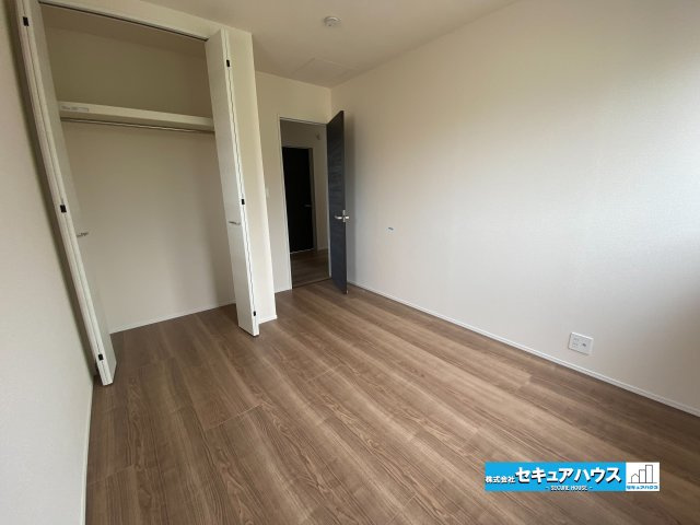 【完成】名古屋市南区南野町2丁目　全4棟の洋室|【洋室】
◆家族一人ひとりの大切なプライベート空間。趣味に合わせて使って頂けるようシンプルに仕上げてあります。暮らし心地を大きく左右する収納を、適材適所に配置し使い勝手を考慮しました。　