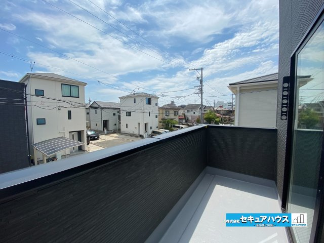 【完成】名古屋市南区南野町2丁目　全4棟の展望|【バルコニー】
◆見晴らしもよく、太陽の温かな温もりをめいっぱい受け止めてくれます。
太陽の光と爽やかな風を受けたお洗濯物はあっという間に乾き、取りこむ時には太陽の匂いを感じられそうですね。　