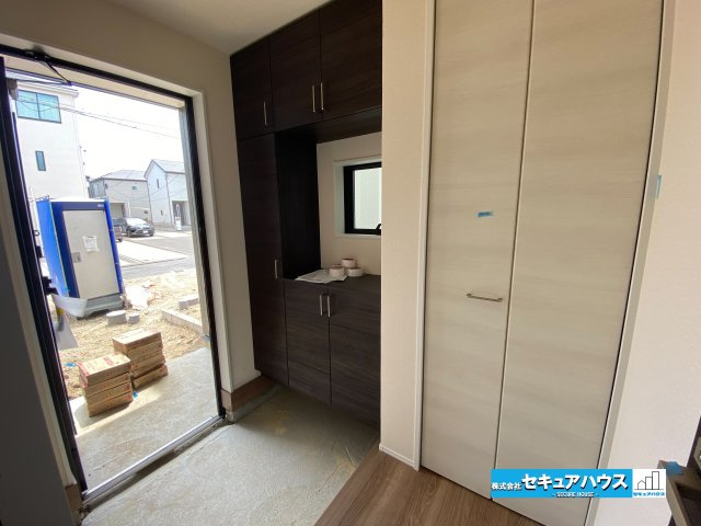 【完成】名古屋市南区南野町2丁目　全4棟のその他|【玄関】
◆お家に出会う人々を迎える玄関だからこそ、広々清潔感あふれる空間にしたいものです。採光・通風にも配慮された設計で毎日明るい空間をキープします♪