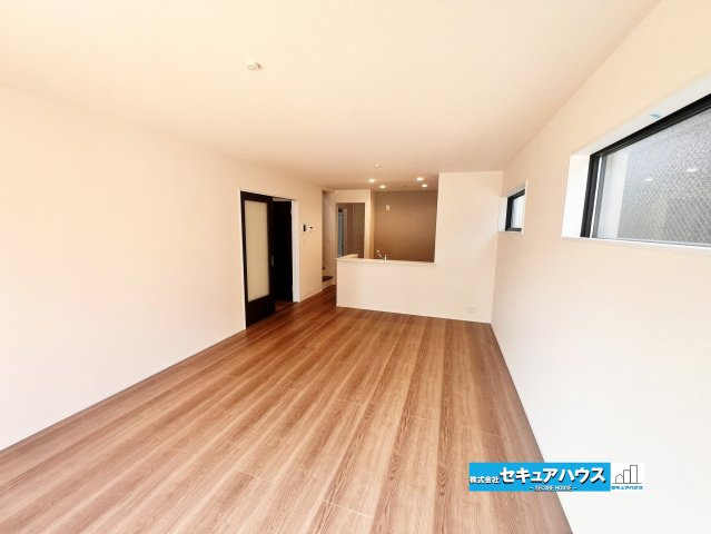 【完成】名古屋市南区南野町2丁目　全4棟の居間・リビング|【LDK】
◆通学から帰宅し、リビングルームで会話を楽しむ子ども達。リビングから臨む景色は太陽色に染まり、解放感溢れゆったりとしたひと時を過ごすことが出来る素敵な空間です。