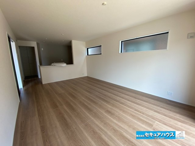 【完成】名古屋市南区南野町2丁目　全4棟の居間・リビング|【LDK】
◆通学から帰宅し、リビングルームで会話を楽しむ子ども達。リビングから臨む景色は太陽色に染まり、解放感溢れゆったりとしたひと時を過ごすことが出来る素敵な空間です。