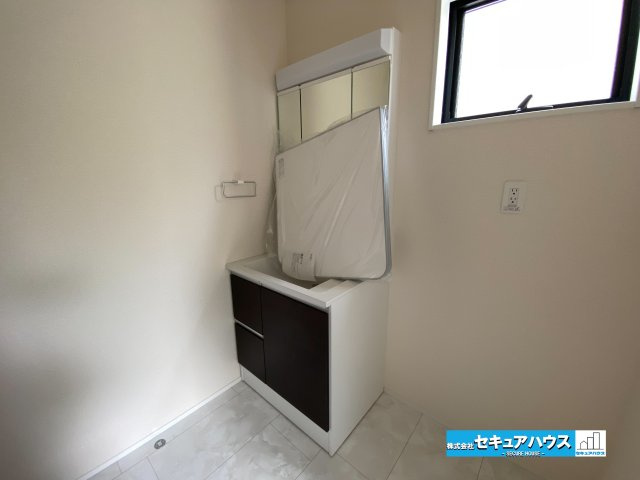 【完成】名古屋市南区南野町2丁目　全4棟の洗面所|【洗面台】
◆鏡の裏にはたっぷりと収納スペースを標準装備！
◆電源を付属しているのでドライヤーなど利用できます。
