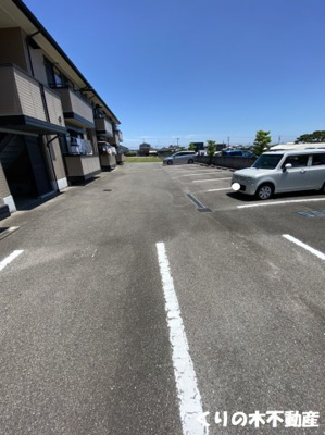 【駐車場】 | メゾンフォンティーヌ B棟 | 駐車場に車を止められます