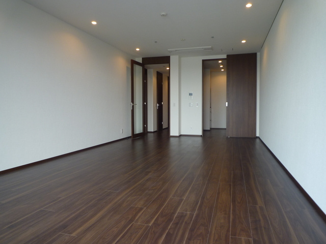 千代田区二番町の賃貸マンションの居間・リビング|反転タイプ参照