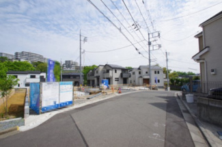 【前面道路含む現地写真】 | 【仲介手数料無料！！】稲城市若葉台1丁目　新築戸建て（全9区画）8号棟　6180万円