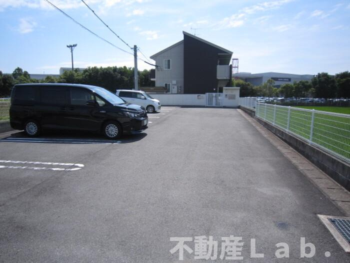 シャレックの駐車場