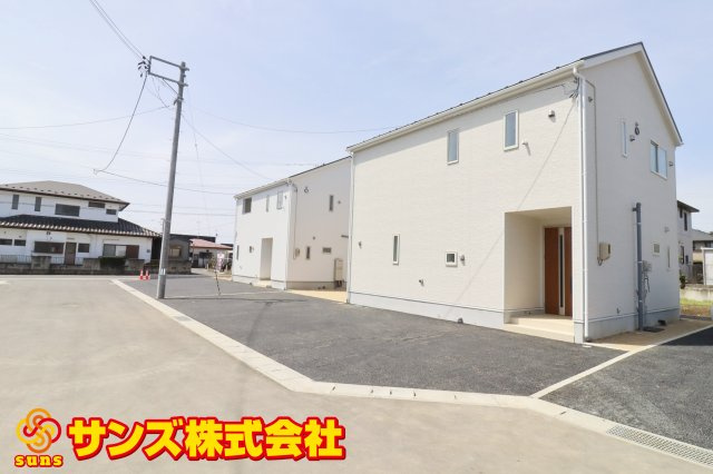 矢吹町一本木第6　　　2号棟　　　善郷小学校、矢吹中学区の外観|北東側から見た駐車場を含む外観