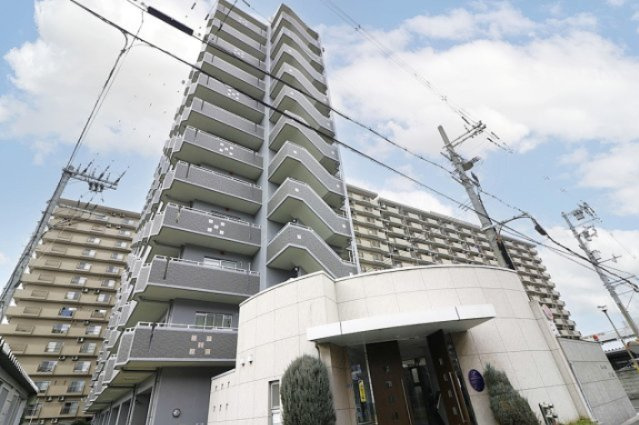 クレール八戸ノ里ソレイユの外観|◆整ったエントランスが、日々の暮らしに安心感を与えます♪