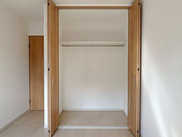 新堂３丁目　建築条件付き土地のその他|【クローゼット/施工例】使いやすい収納スペースで、生活用品や季節物も整理整頓ラクラク。