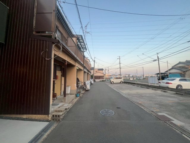 新堂３丁目　建築条件付き土地の前面道路含む現地写真|物件のことはもちろん、教育施設・スーパー・商業施設・公園・公共機関といった周辺の住環境も車でご案内します。ぜひ現地で暮らしやすさなどイメージしてください！