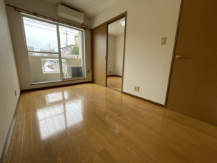 明るい洋室です