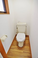 落ち着いた色調のトイレです