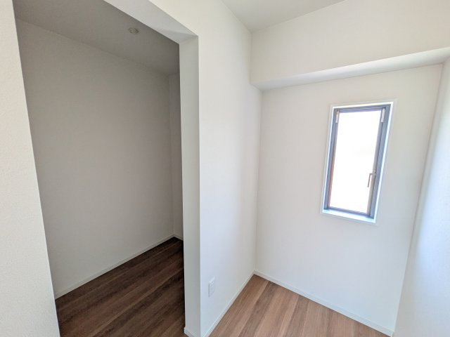ひたちなか市高場　6期　新築戸建　1号棟の収納|大容量のウォークインクローゼット。衣類はもちろん、スーツケースや季節の家電もまとめて収納でき、居室空間をすっきりと保ちます。