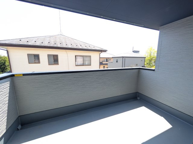 ひたちなか市高場　6期　新築戸建　1号棟のバルコニー|洗濯物も布団もまとめて干せるワイド設計。
広々としたワイドバルコニーで、家事の効率が上がり、日々の暮らしが快適になります。